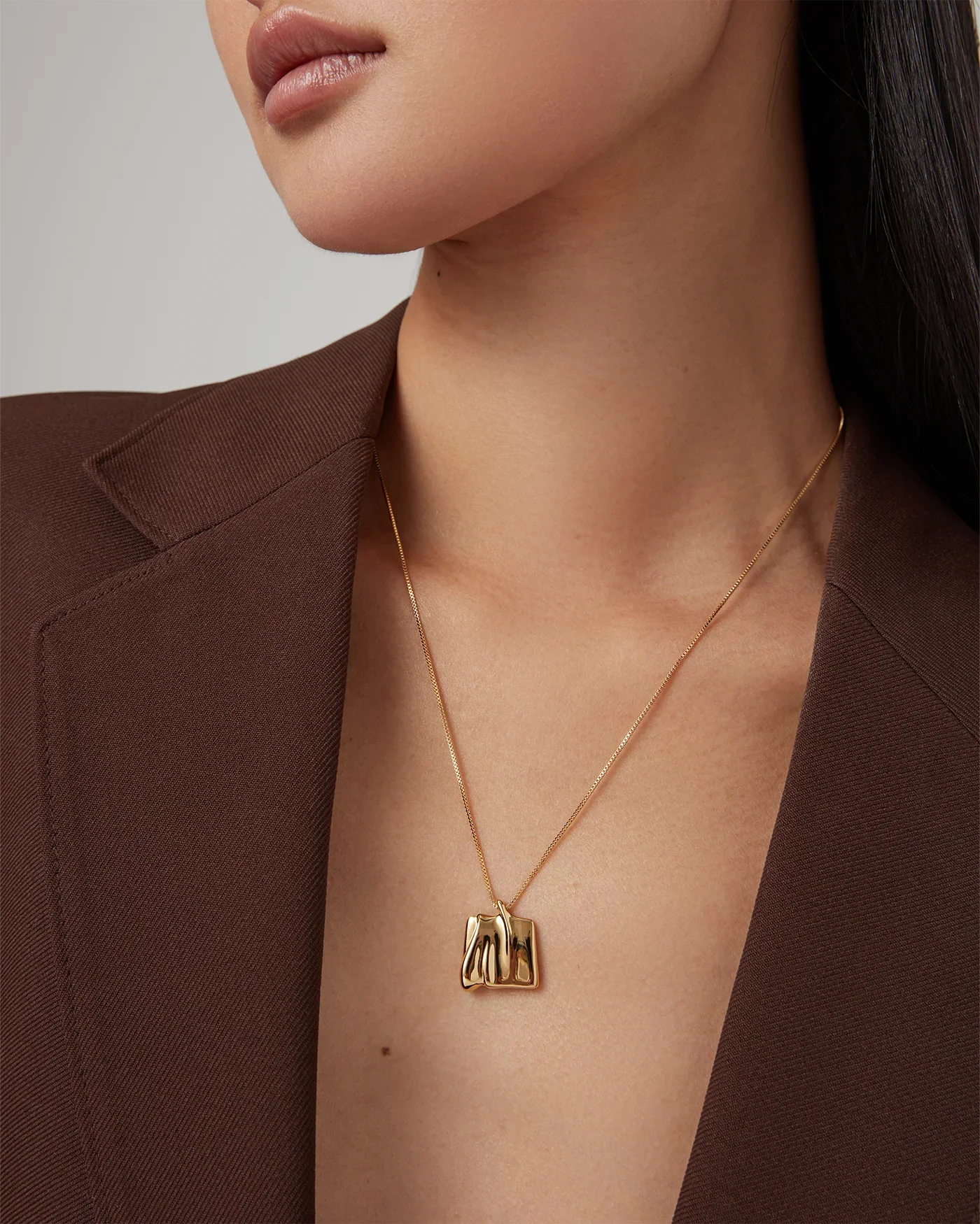 Small Sundra Pendant Necklace in Gold - Image 4