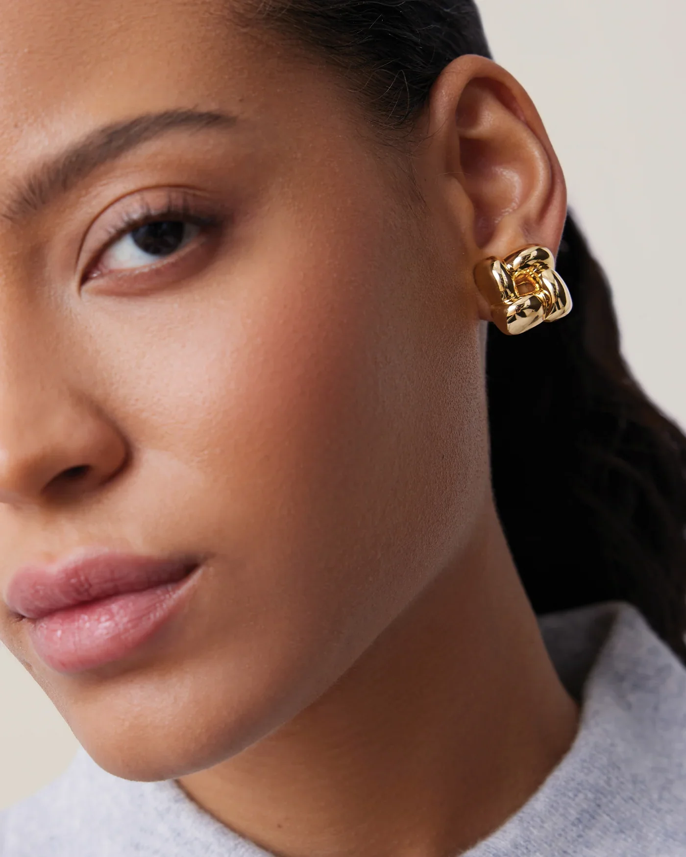 Small Woven Square Earrings in Gold - Image 3