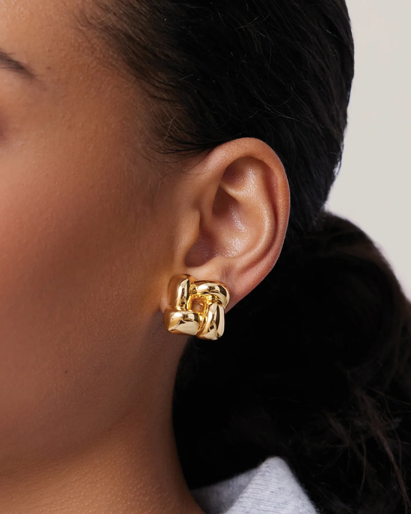 Small Woven Square Earrings in Gold - Image 5