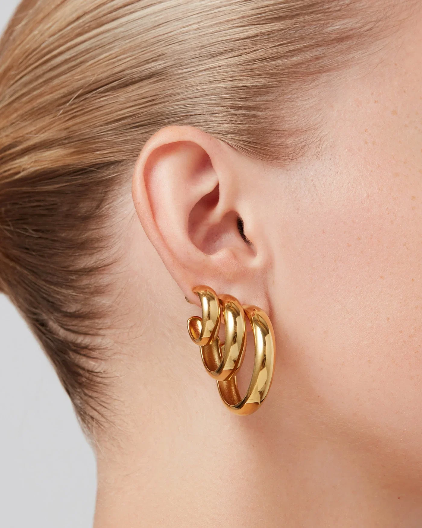 Staple Hoop Earrings Large in Gold - Image 4