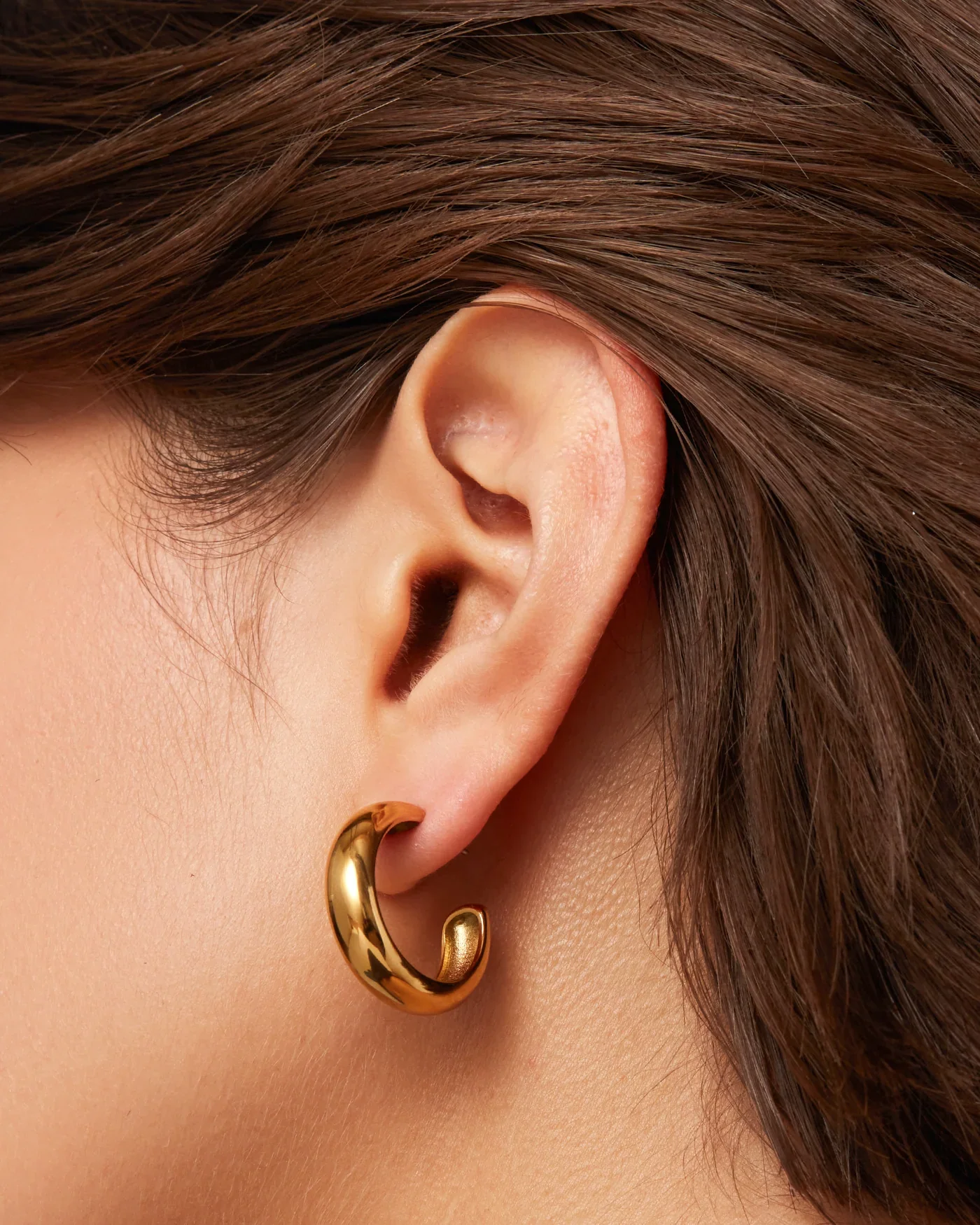 Staple Hoop Earrings Medium in Gold - Image 5