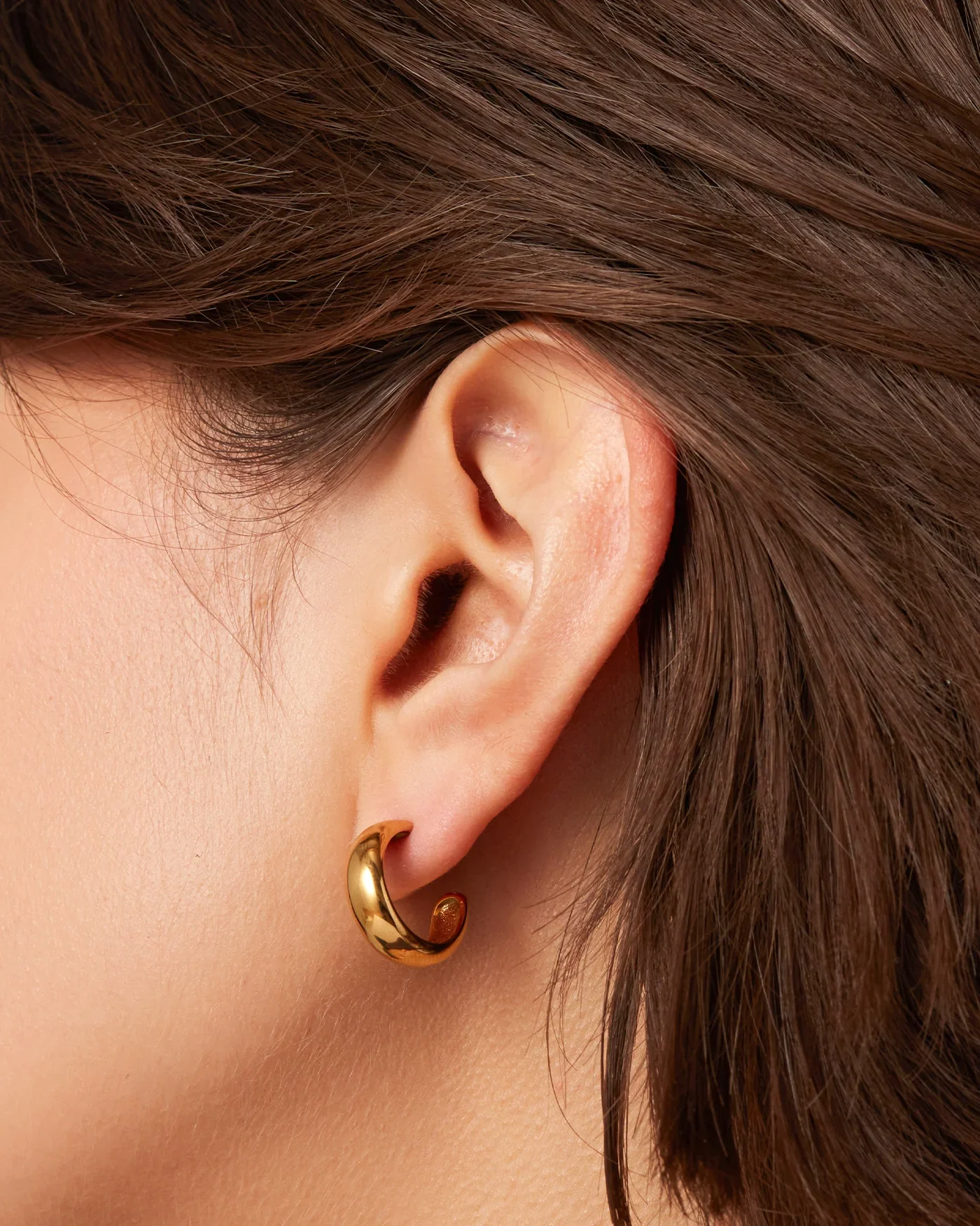 Staple Hoop Earrings Small in Gold - Image 5